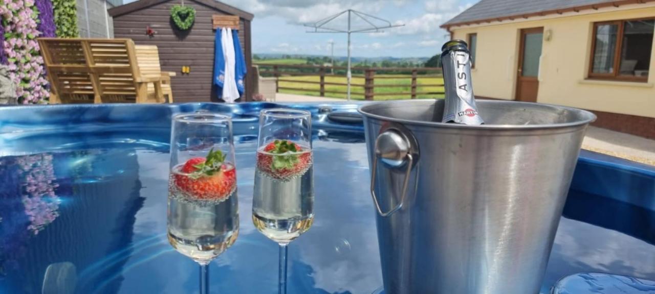 Sunny Bank- Countryside Escape With Private Hot Tub And Countryside Views Villa Carmarthen Kültér fotó